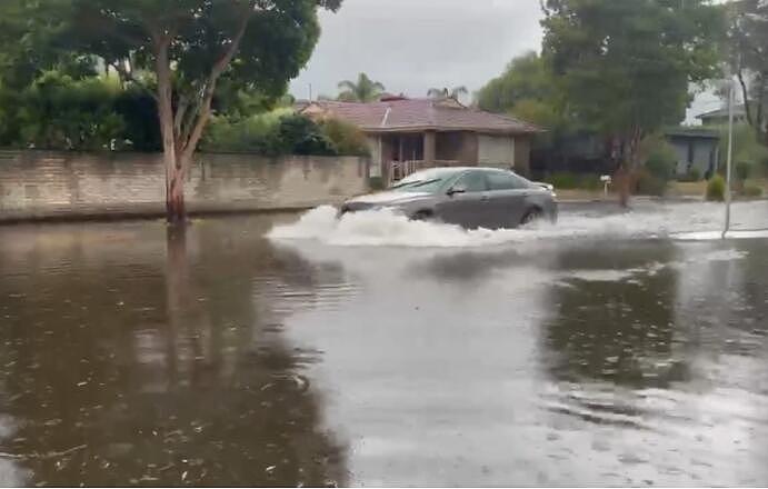 墨尔本汽车被洪水淹没，司机在路人帮助下获救（组图） - 4