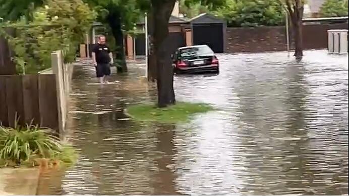 墨尔本汽车被洪水淹没，司机在路人帮助下获救（组图） - 5