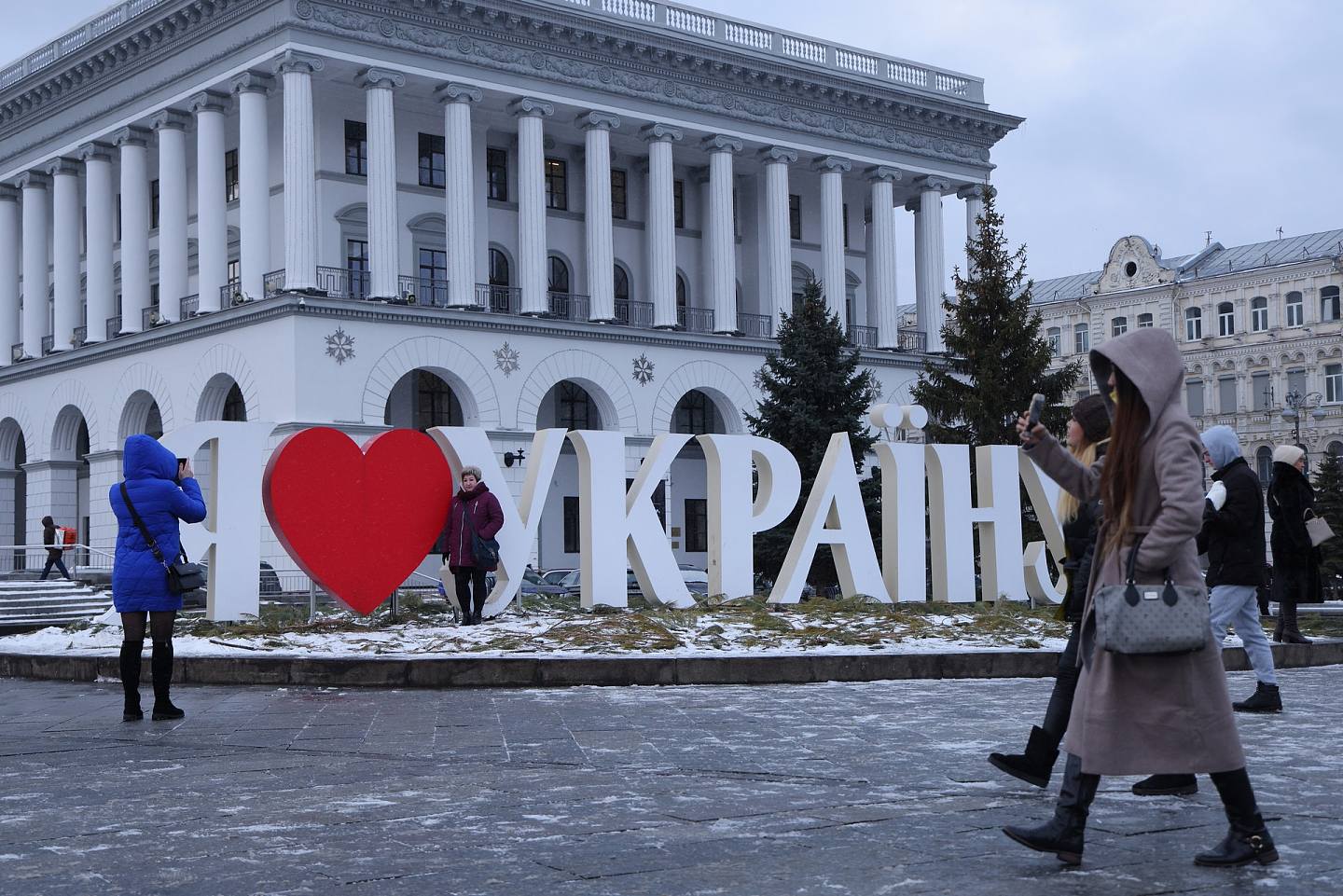 戰爭陰霾下的基輔街頭如常。圖為一個廣場擺放着「我愛烏克蘭」的標語。（Getty Images）