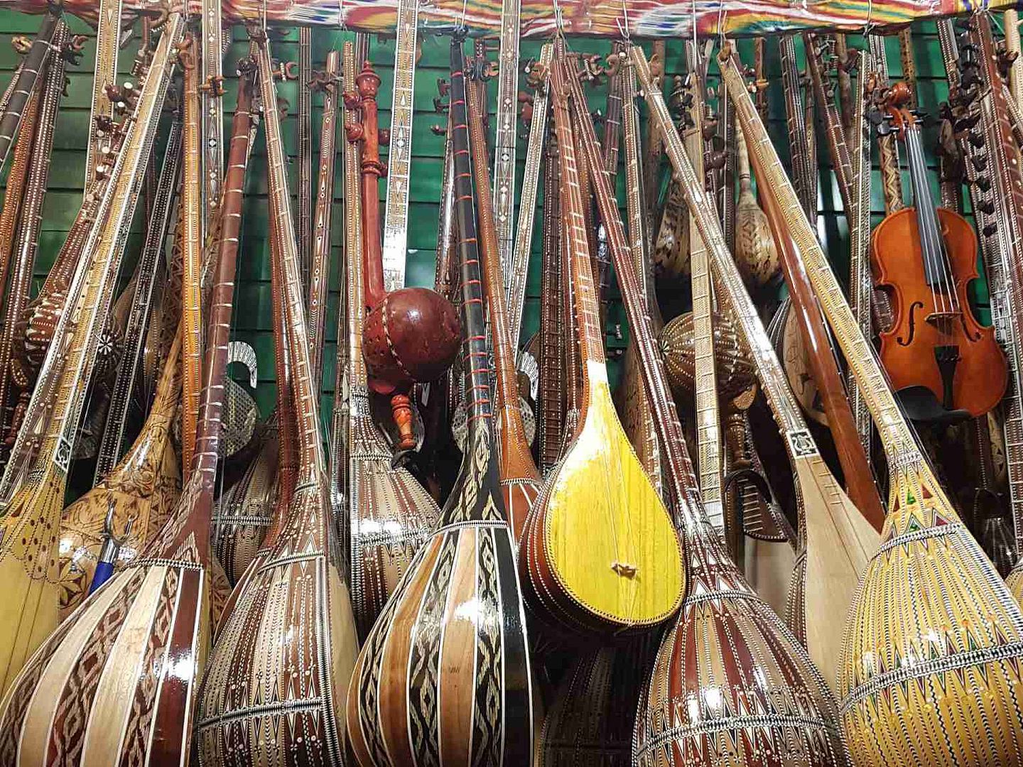 2021年3月31日，巴基斯坦驻华大使哈克参观新疆的乐器市场。（Twitter@PakAmbChina）