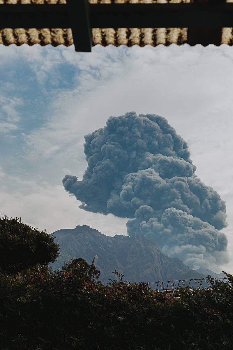 日本樱岛火山喷发：山口升起滚滚黑烟 高达3400米