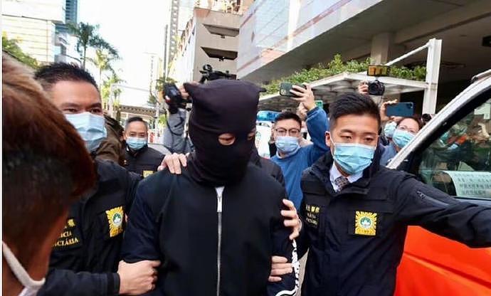 港媒曝光安以轩老公被捕画面，戴手铐和头套，全程低头躲避镜头（组图） - 4