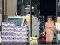 悉尼BP加油站惊现裸男！表情若无其事，监控记录惊人一幕（组图）