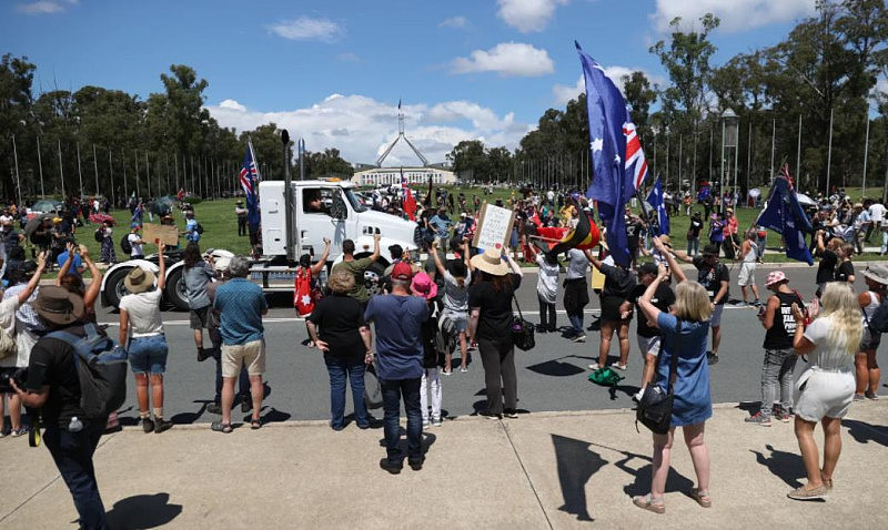 数百抗议者齐聚澳国会大厦，反对强制接种疫苗！卡车司机也参与抗议（组图） - 2