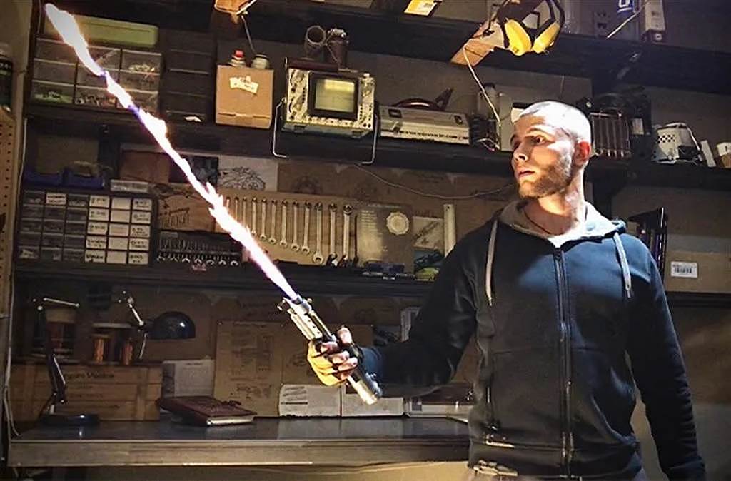 俄罗斯Youtuber艾瑞克‧贝尔肯完成第1把纯能量光剑。(图/Alex Burkan)