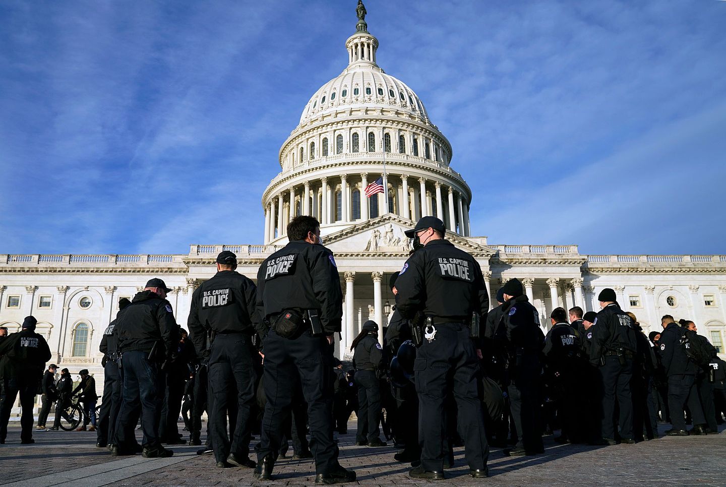 美国一大群警察2022年1月6日抵位于达华盛顿的美国国会大楼。美国总统拜登和国会议员正在纪念1月6日国会大楼暴乱一周年。很多美国民主党议员将参加仪式，但所有共和党议员都将缺席。（AP）