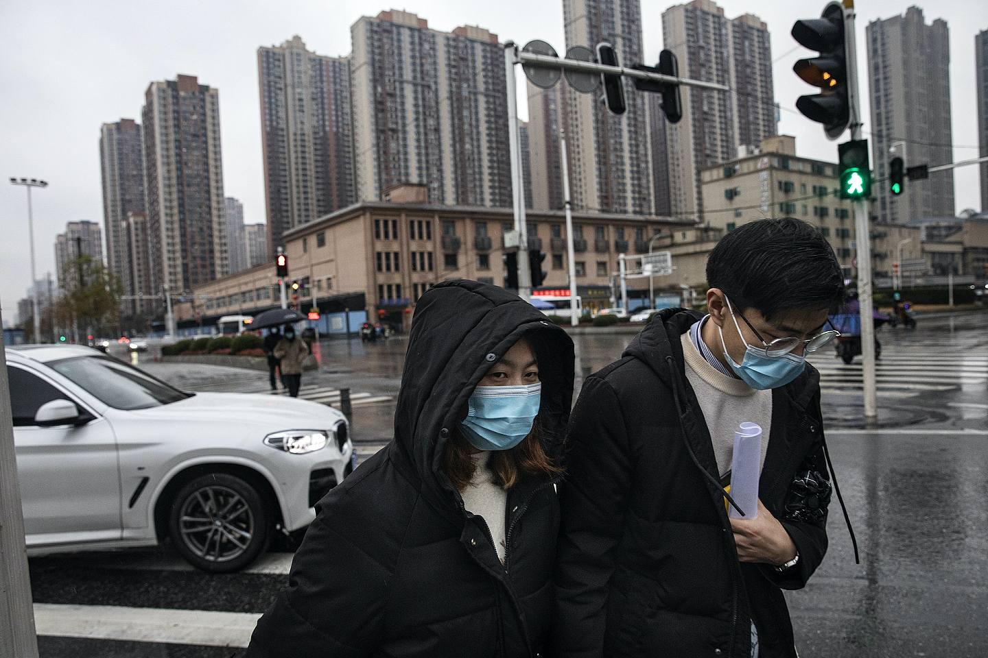 圖為1月23日在中國武漢。街上的行人戴着口罩防疫。（Getty）