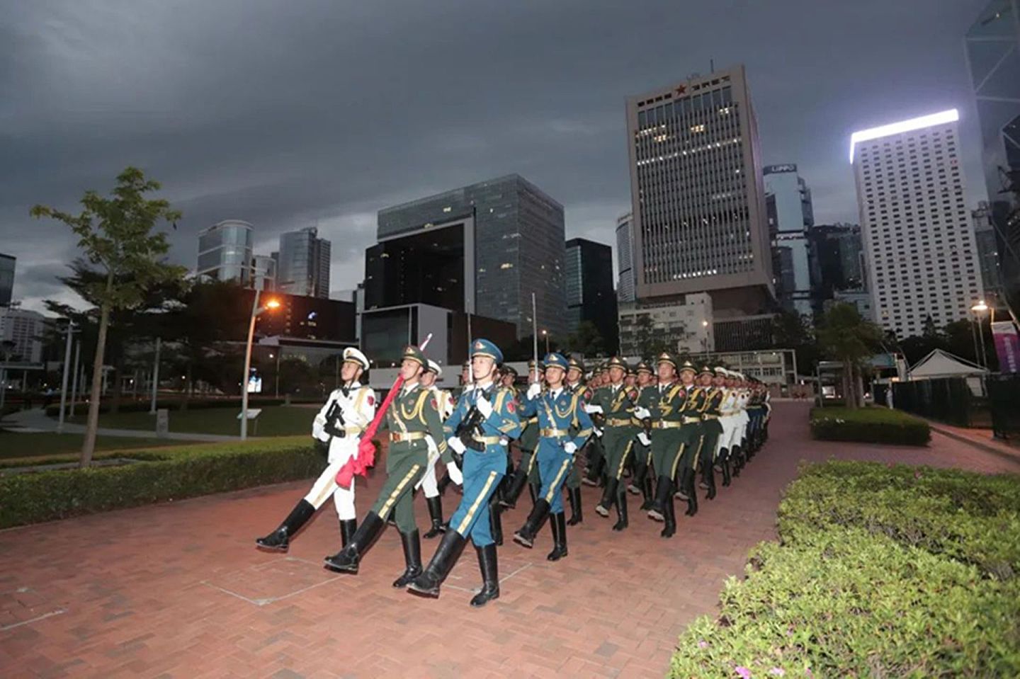 驻香港部队三军仪仗队护旗方队从中环军营出发。（微信＠香江砺剑）