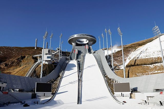 跳台滑雪中心的建筑设计类似于中国传统的如意。