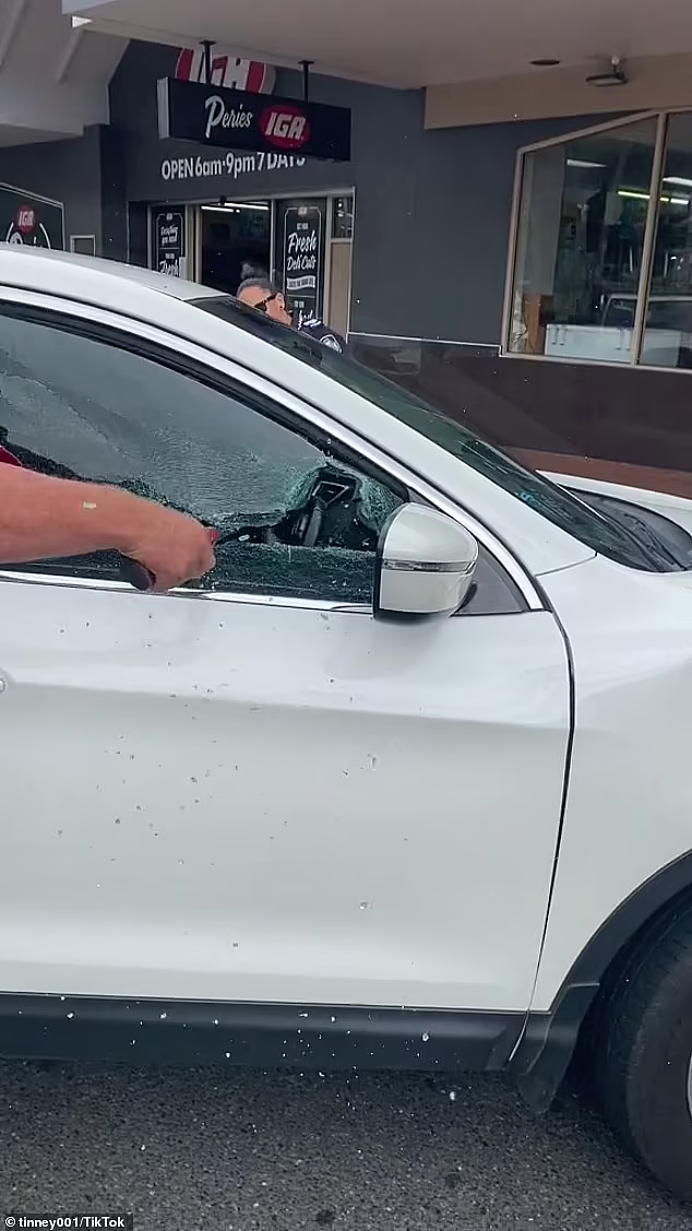 澳男婴被锁车内大哭，警方联合他人砸车窗施救，网友批家长“不配为父母”（组图） - 2