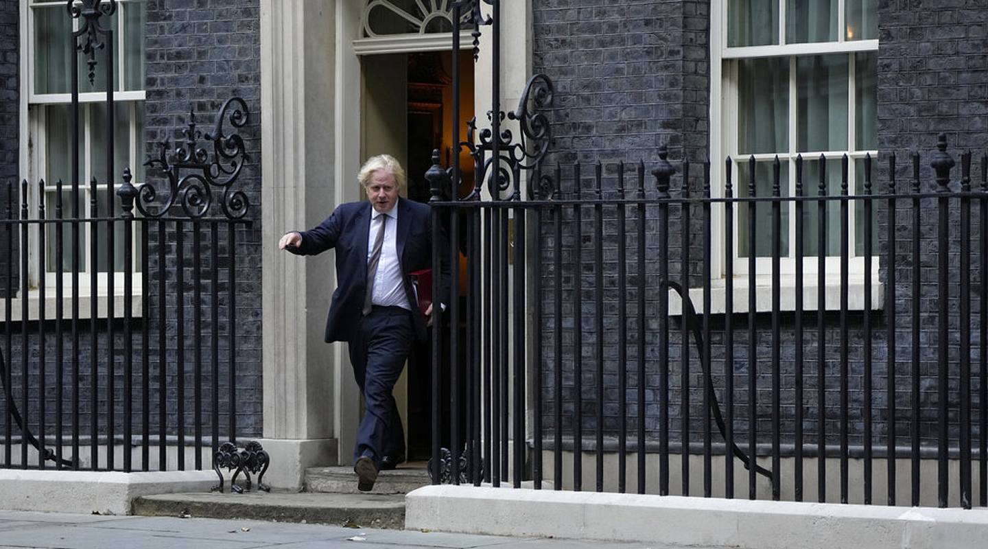 圖為2021年8月24日，英國首相約翰遜離開位於倫敦的首相府。（AP）