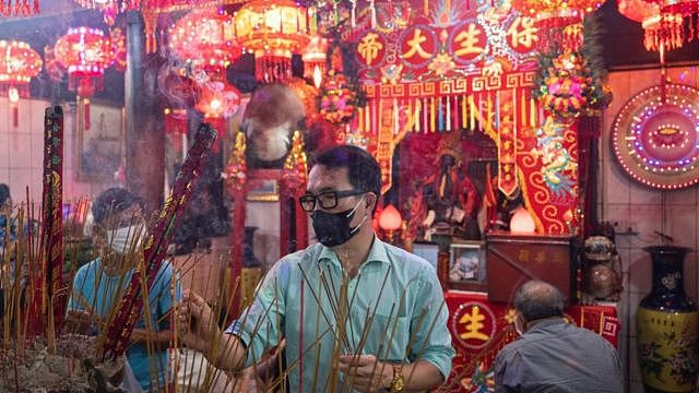 农历虎年到来之际，柬埔寨金边男子在寺庙烧香。