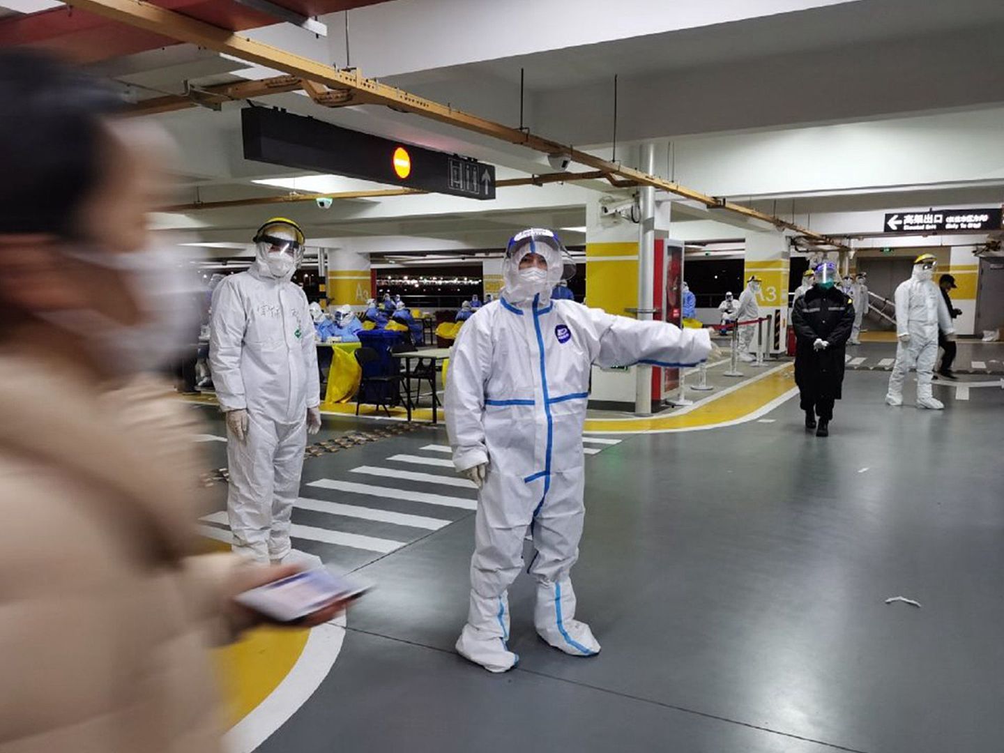 2020年11月22日，上海浦东国际机场组织所有相关人员进行集体核酸检测。（微博@警民直通车-上海机场 ）