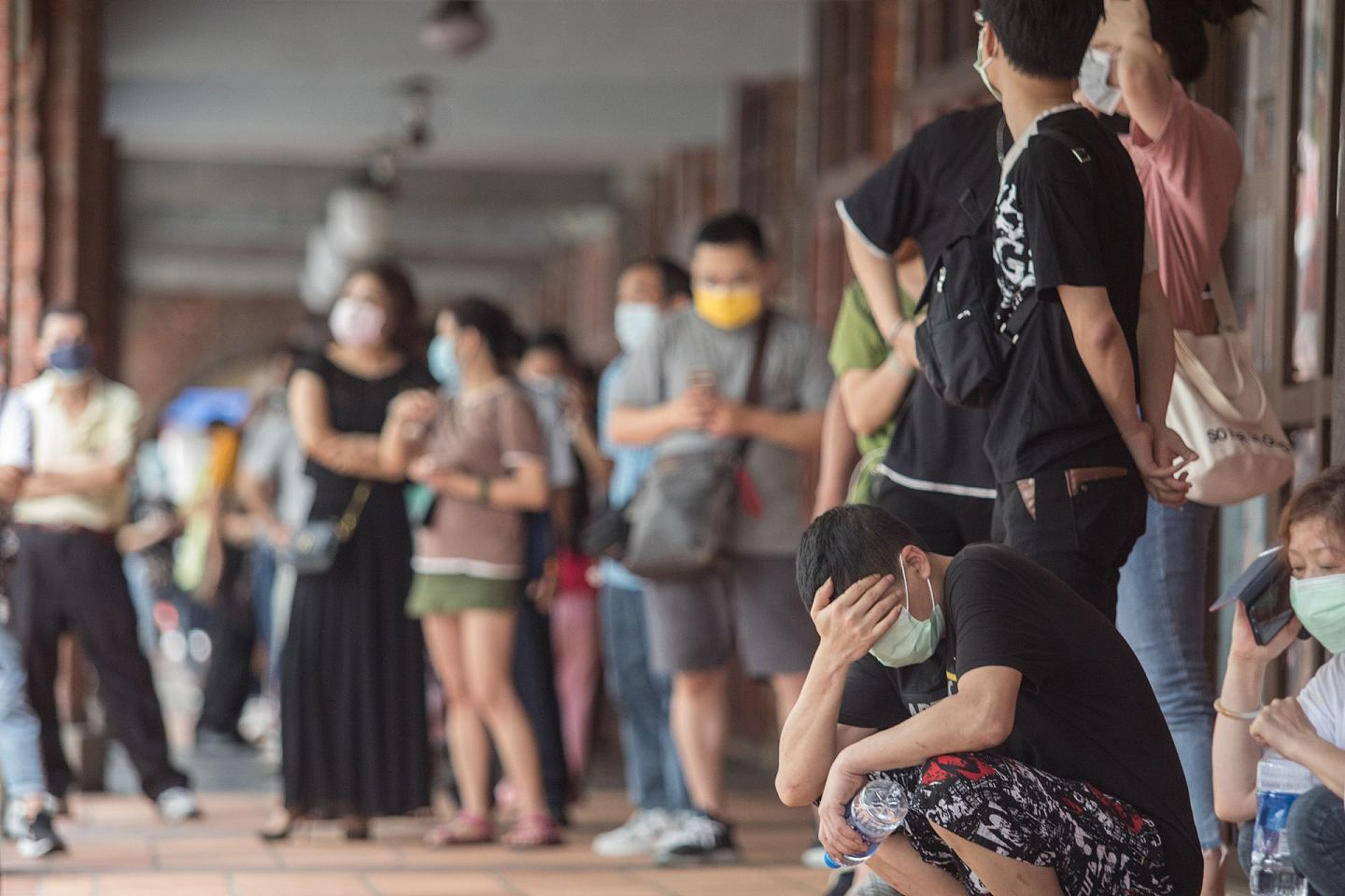 2021年5月疫情期间，台湾民众排队等候快筛。（多维新闻）