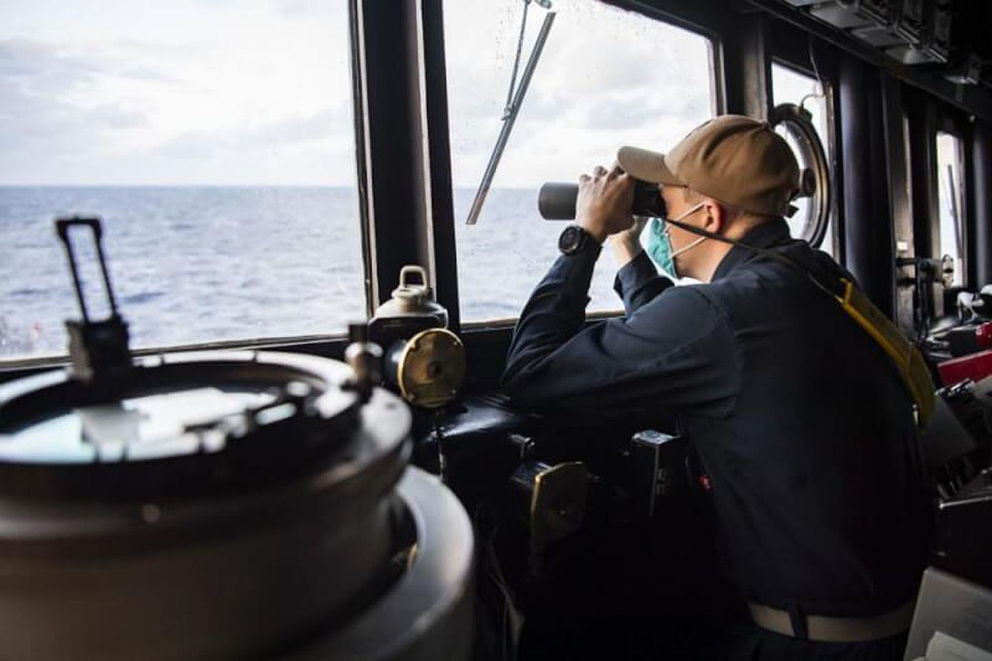 美国军方发言人表示，飞弹驱逐舰杜威号在1月22日航行经过台湾海峡。图为美国印太司令部21日在推特贴出杜威号官兵在海上执行任务照片。（Twitter.@U.S. Indo-Pacific Command）