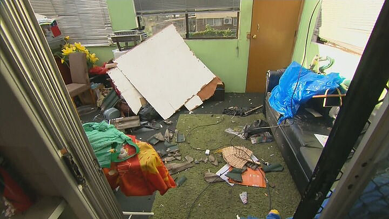 昆州风暴肆虐山洪暴发，一家医院被迫撤离，民房屋顶被掀翻（组图） - 6