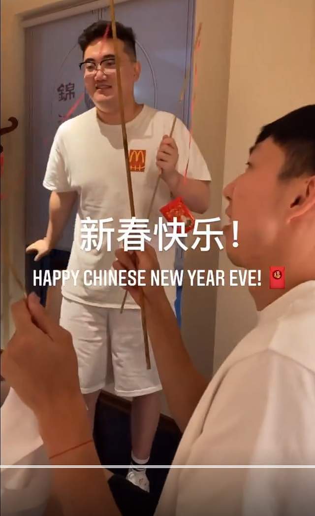 豪爽！周琦与墨尔本华人吃年夜饭，服务员舞狮讨红包，周琦包大红包（组图） - 6