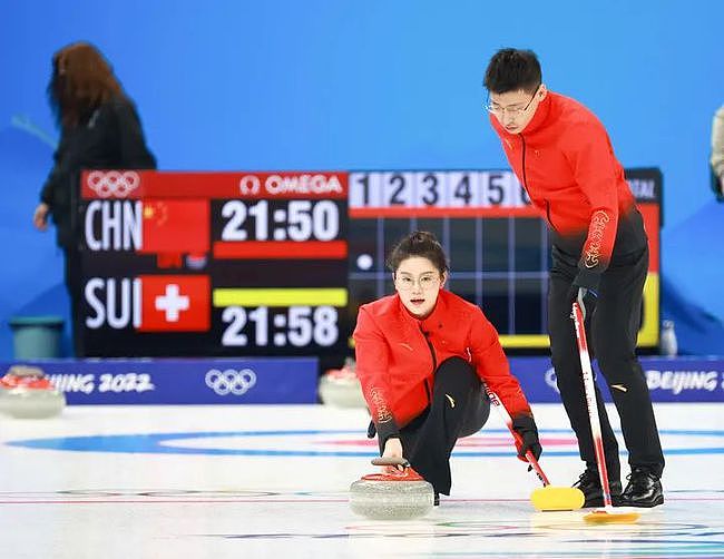 冬奥冰壶混双中国队战胜瑞士，中国组合惊艳圈粉：不仅颜值高，配合还默契（组图） - 4
