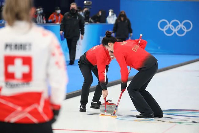 冬奥冰壶混双中国队战胜瑞士，中国组合惊艳圈粉：不仅颜值高，配合还默契（组图） - 7