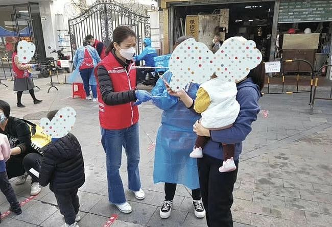 袁咏仪春节返港与儿子团聚，从背后抱魔童超有爱，母子同框像姐弟（组图） - 15