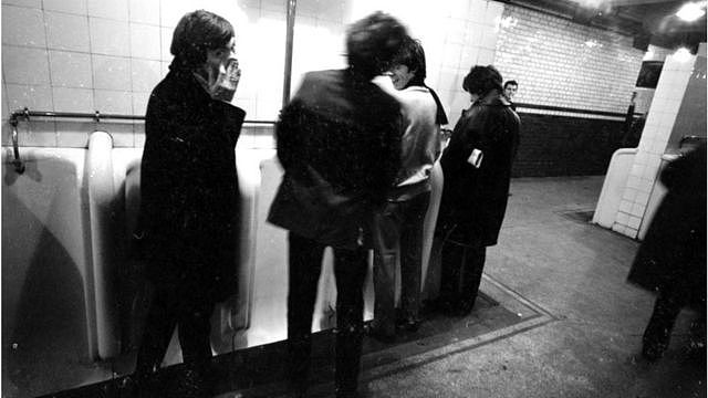 1964年10月11日，英国著名的滚石乐队成员去英格兰南部城市布莱顿开演唱会，路过伦敦维多利亚车站一个公共厕所留影。从左至右分别是 Charlie Watts (1941 - 2021), Mick Jagger, Keith Richards, and Bill Wyman. (Photo by Mark and Colleen Hayward/Getty Images)