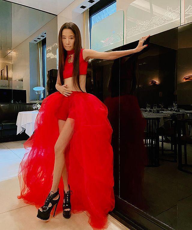 72岁华裔设计师王薇薇中餐馆庆春节，连换4条红裙，婚纱女王大爱“漫画腿”（组图） - 2