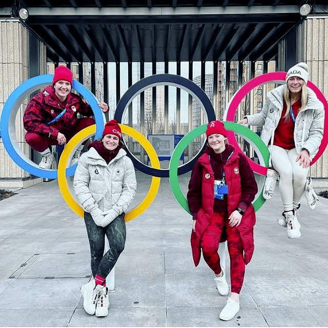 加拿大运动员北京冬奥村第一次见蹲坑厕所，一脸懵不知所措（组图） - 2