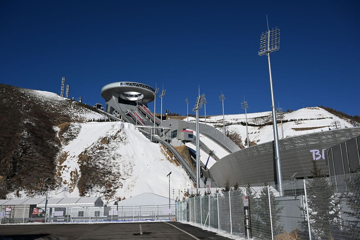 2022年1月27日，张家口冬奥村正式开村。耸立在群山中的中国国家跳台滑雪中心——雪如意静待冬奥会开幕。（视觉中国）