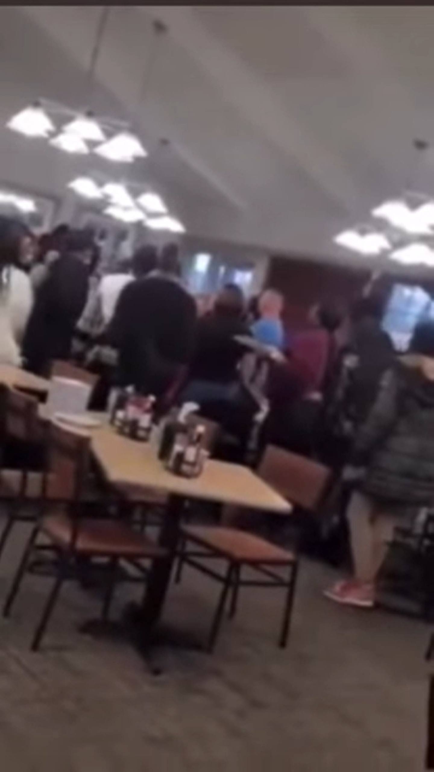 美国自助餐超过40个人大乱斗的影片，最近在网上爆红。 （Facebook@Gaven Lauletta截图）