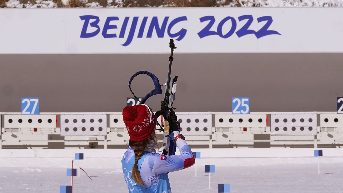 北京冬奥会：图为2022年2月3日，一名斯洛伐克冬季两项运动员在中国张家口市练习。（AP）