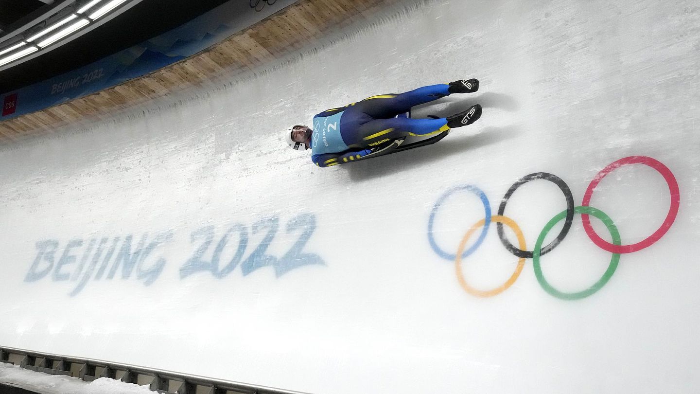 北京冬奥会：图为2022年2月2日，乌克兰雪橇运动员在中国北京延庆区练习，备战北京冬季奥运会。（AP）