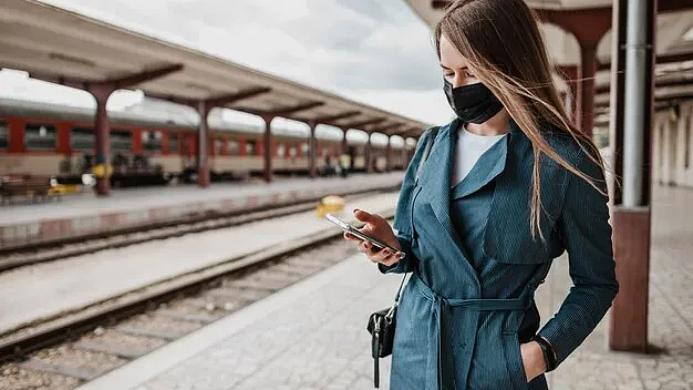 中国女生在德国被歧视，直接硬刚，对方吓到要叫警察