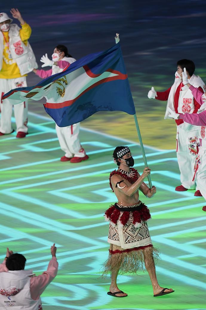 北京冬奥开幕式“赤膊”旗手火了！他有中国血统，去年还参赛奥运男子百米（组图） - 1