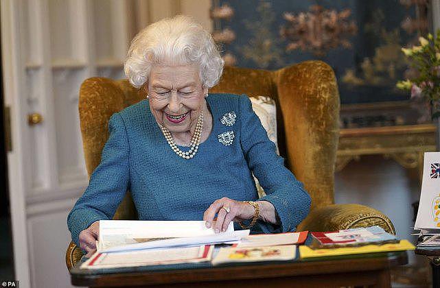 英国女王收继位70年贺礼，戴父母送的胸针喜气洋洋，混血小狗出镜（组图） - 4