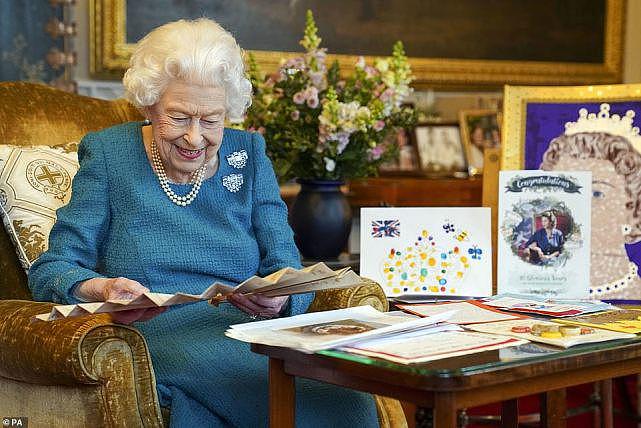 英国女王收继位70年贺礼，戴父母送的胸针喜气洋洋，混血小狗出镜（组图） - 1
