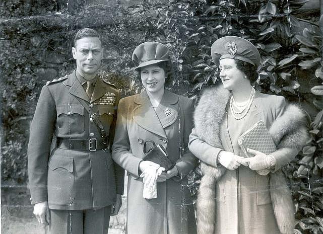 英国女王收继位70年贺礼，戴父母送的胸针喜气洋洋，混血小狗出镜（组图） - 5