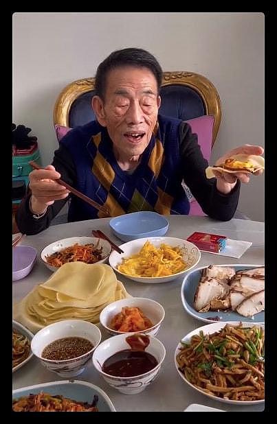 90岁杨少华宅家过年，一块肉还要夹3次，动作颤颤巍巍，桌上香烟瞩目（组图） - 6
