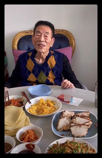 90岁杨少华宅家过年，一块肉还要夹3次，动作颤颤巍巍，桌上香烟瞩目（组图） - 2