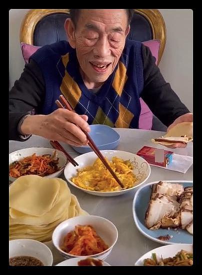 90岁杨少华宅家过年，一块肉还要夹3次，动作颤颤巍巍，桌上香烟瞩目（组图） - 5