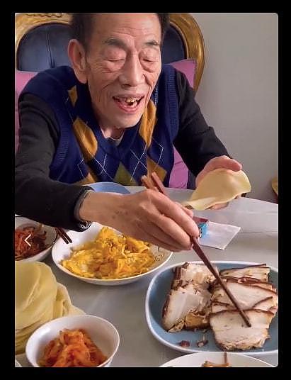 90岁杨少华宅家过年，一块肉还要夹3次，动作颤颤巍巍，桌上香烟瞩目（组图） - 3