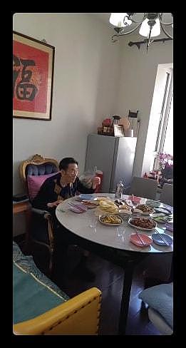 90岁杨少华宅家过年，一块肉还要夹3次，动作颤颤巍巍，桌上香烟瞩目（组图） - 7