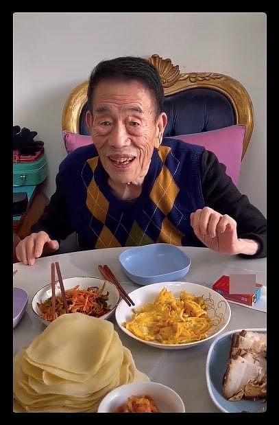 90岁杨少华宅家过年，一块肉还要夹3次，动作颤颤巍巍，桌上香烟瞩目（组图） - 9