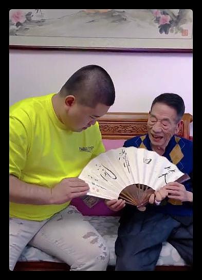 90岁杨少华宅家过年，一块肉还要夹3次，动作颤颤巍巍，桌上香烟瞩目（组图） - 15