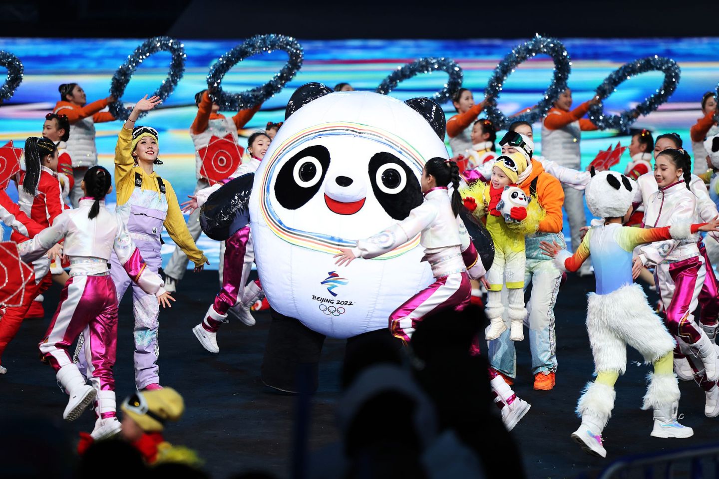 北京冬奥吉祥物“冰墩墩”亦有在“广场舞”环节中演出。（Getty）