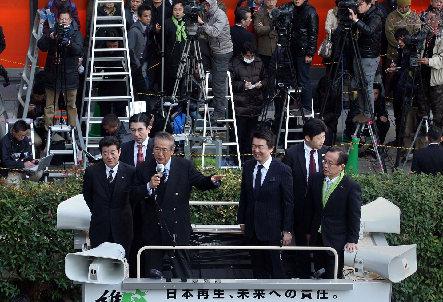2012年的日本众议院选举中，石原慎太郎为日本维新党站台。图中右前第二人为时任大阪市市长桥下彻。（Getty Images）