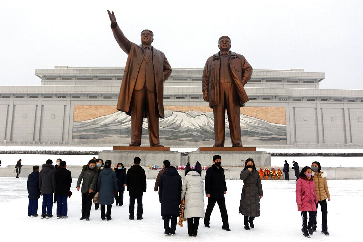 朝鲜民众2月1日在平壤的万寿台纪念碑参观前领导人金日成和金正日的铜像。（AP）