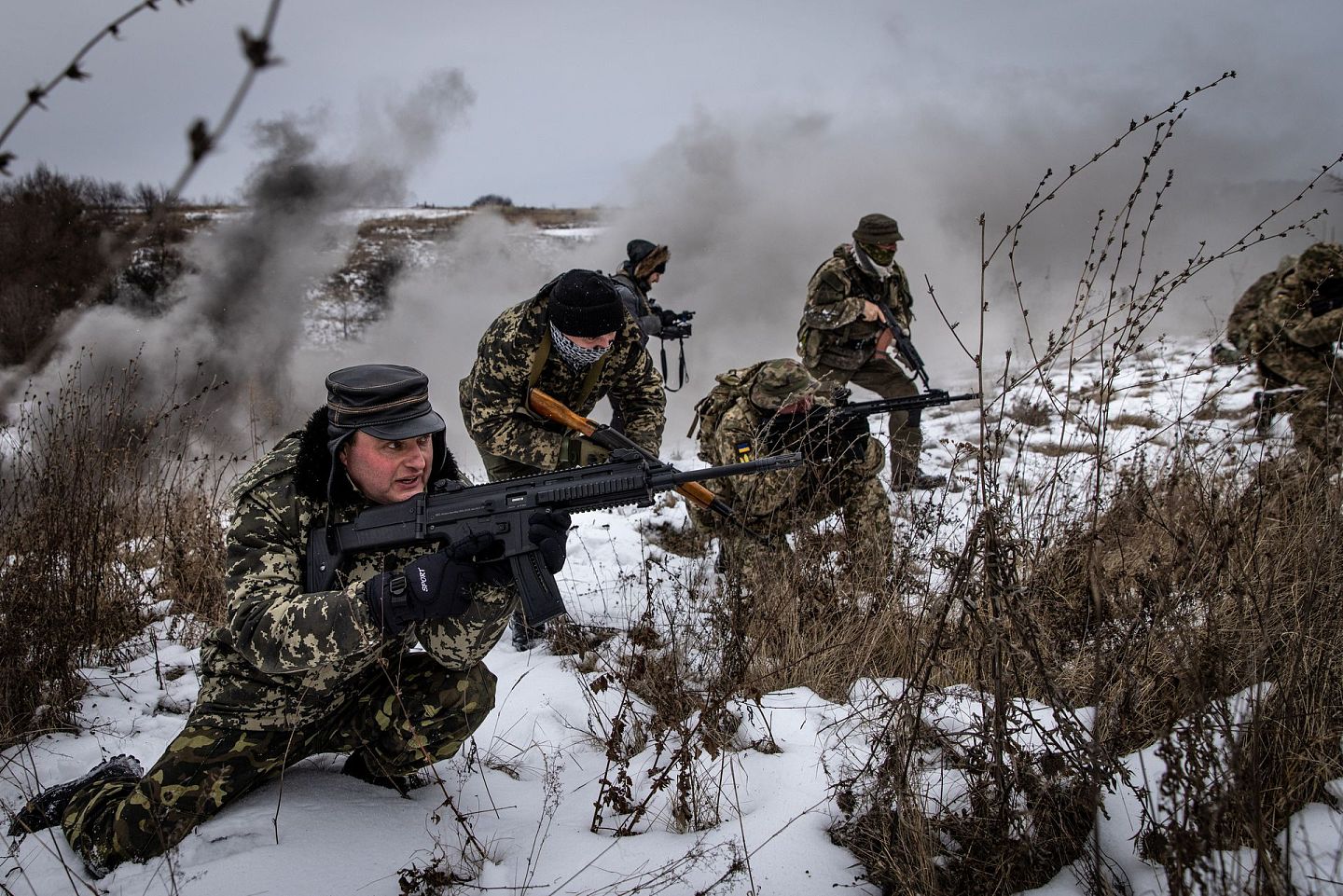 图为2月5日，乌克兰欧布科希夫，志愿军正进行演习训练。（Getty）