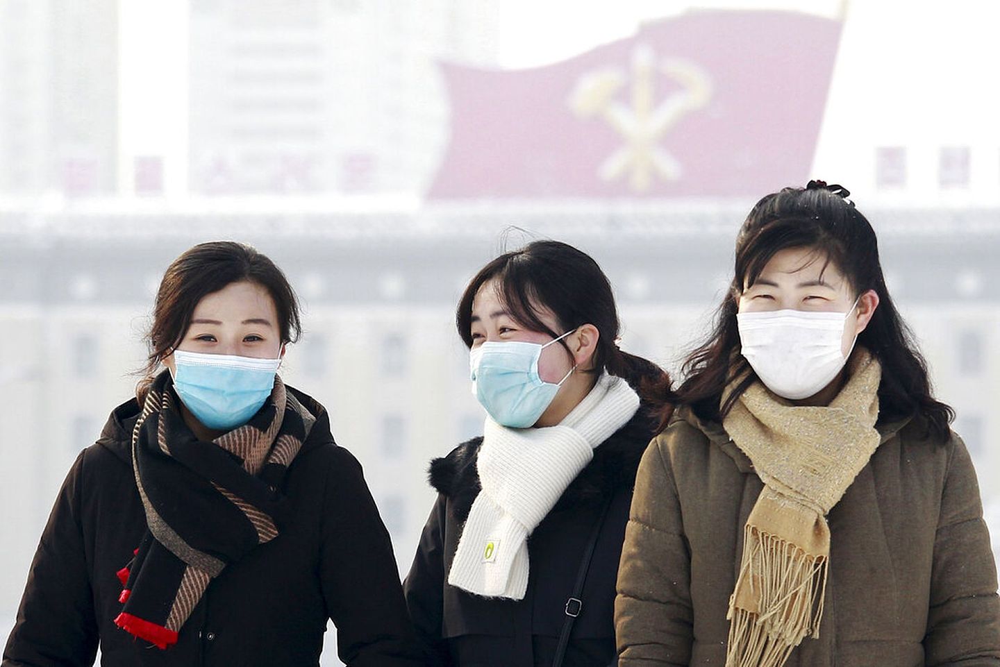 2月1日，春节假期，平壤市民在万寿台大纪念碑附近漫步。（AP）