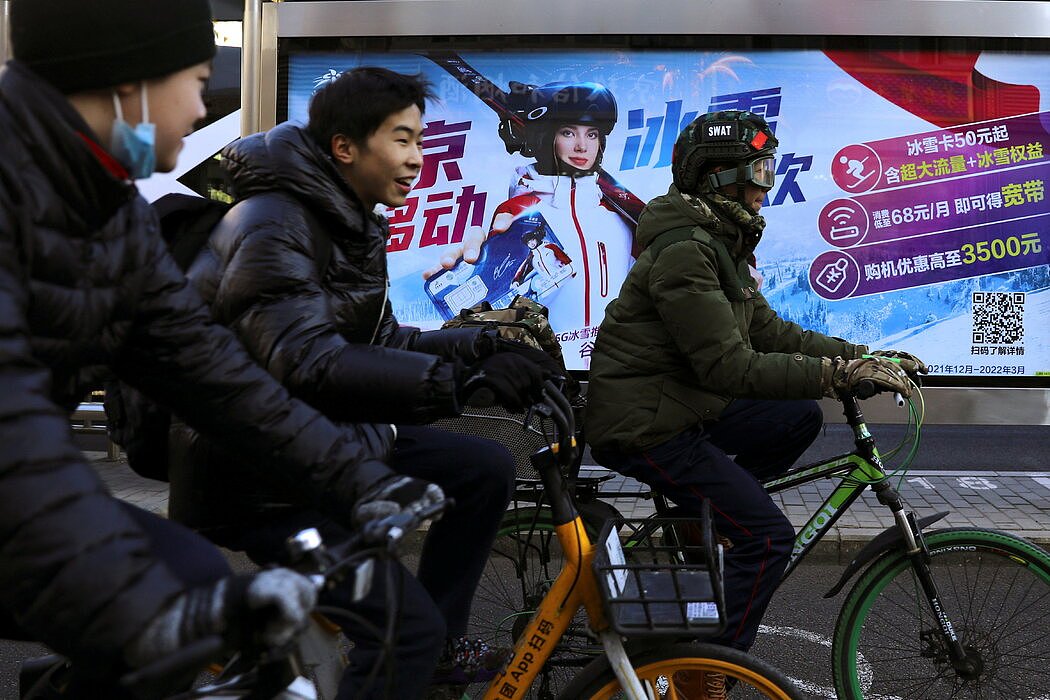 北京，骑行者经过一块主打谷爱凌的中国移动广告牌。她的面孔在这里已经广为人知。她的其它赞助商包括中国银行、中国人保和一家咖啡企业。