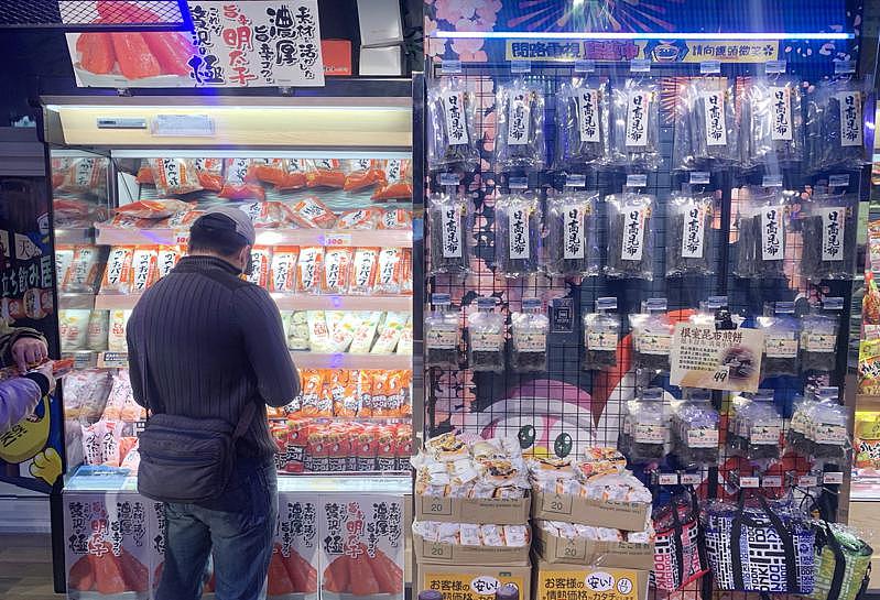 台湾行政院8日将举行「日本食品输入管制措施」记者会，宣布开放日本福岛食品进口，并祭出三原则及三配套。图为卖场架上的日本食品。记者许正宏／摄影